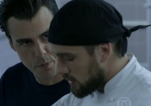 Império: Enrico arma e Vicente é preso em flagrante