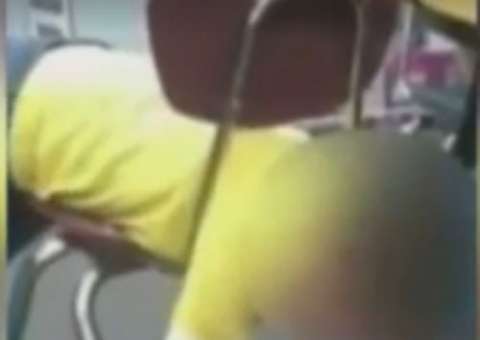 Professora é suspensa por zombar de aluno altista preso em uma cadeira