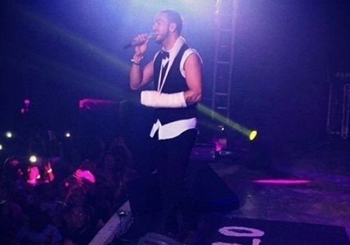 Cantor Belo quebra o braço durante partida de futebol