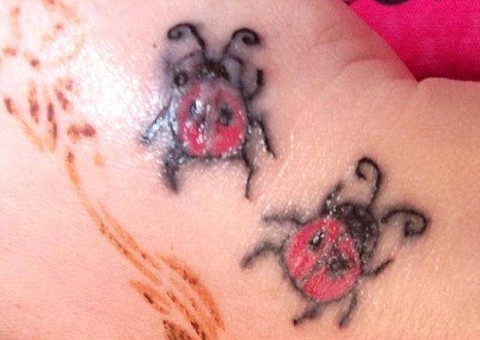  Mulher queria apenas uma joaninha tatuada na mão mas saiu com desenho maligno 