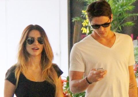 Cleo Pires beija e dá apalpada em ator