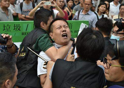 Encapuzados atacam manifestantes pró-democracia em Hong Kong 13/10/2014 12h29 GMT