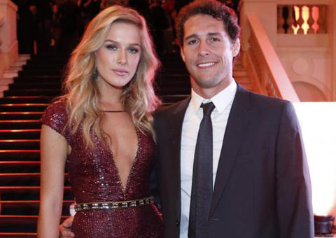 Flávio Canto aparece sem aliança e entrega solteirice