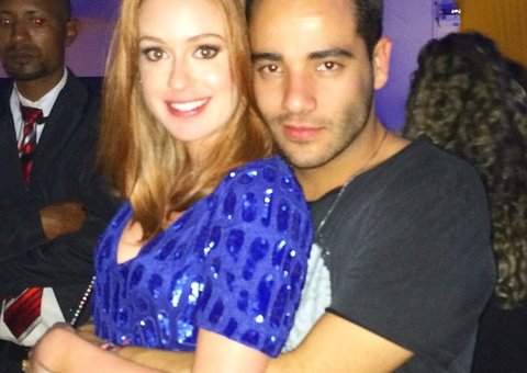  Marina Ruy Barbosa posa abraçadinha com amigo