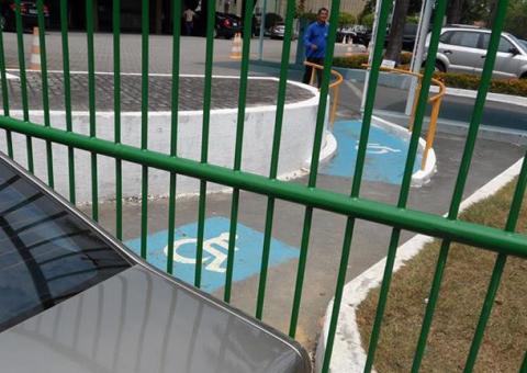 TRE constroi rampa para deficientes. Sefaz coloca grade e impede acessibilidade