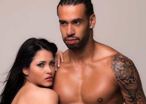 Sósia de Megan Fox exibe belas curvas em ensaio sensual