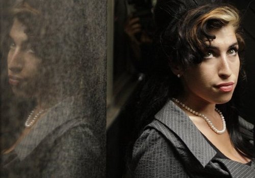 Amy Winehouse terá estátua em Londres em seu 31º aniversário