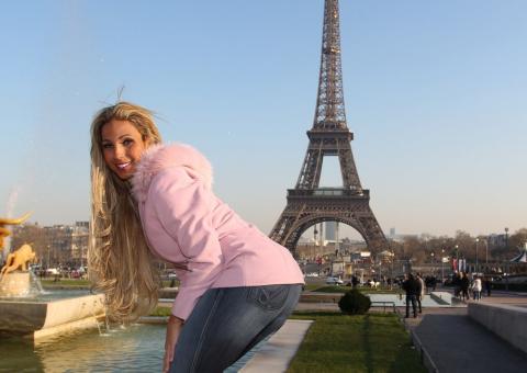 Valesca Popozuda empina o bumbum em plena Torre Eiffel, em Paris