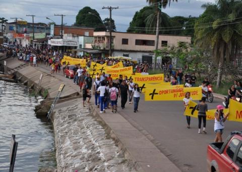População faz protesto contra o Prefeito de Maués