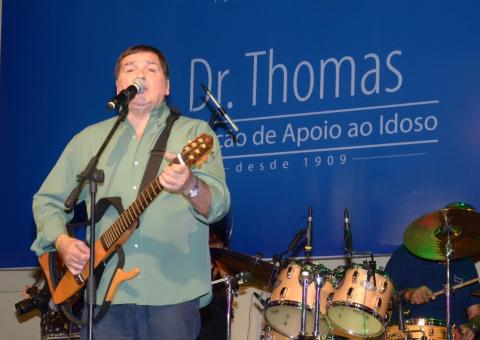 Show de Jerry Adriani atrai mais de 3 mil pessoas no Parque Municipal do Idoso