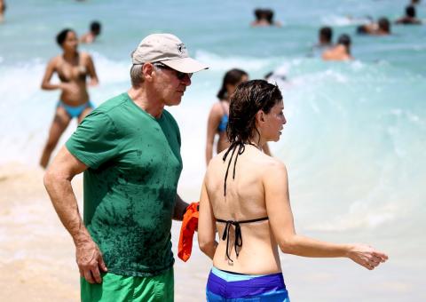 Astro de Indiana Jones curte Ipanema com praia lotada