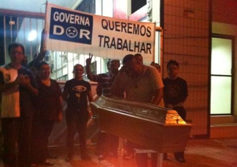 Em Manaus, ex-funcionários da TV Cultura protestam e fazem velório simbólico de diretores