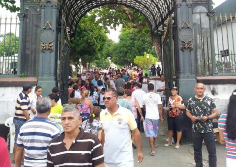 500 mil pessoas visitam cemitérios de Manaus