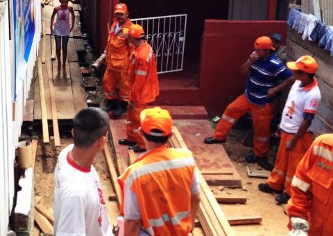 Para evitar alagamentos, Defesa Civil constrói mais pontes no Educandos