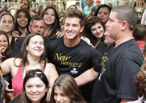  Kleber Toledo causa euforia e tumulto em shopping