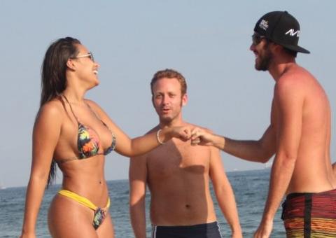  Modelo ex-affair de Neymar curte praia com ator e amigo