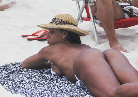  Ana Paula Evangelista faz um verdadeiro ensaio sensual na praia