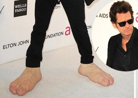 Jim Carrey vai com sapato curioso à festa pós-Oscar