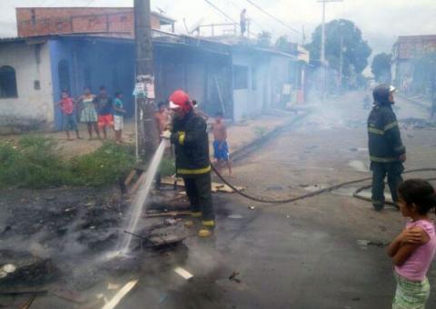 Manifestantes queimam pneus e colchões na Zona Leste
