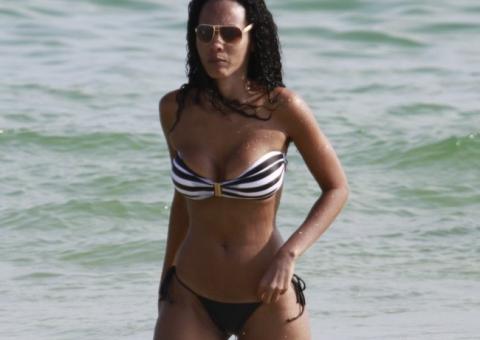  Ex-BBB 13 Aline exibe boa forma na praia  