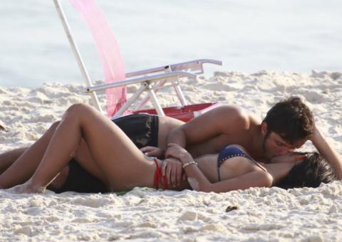  Na praia, Bruno Gissoni dá beijão em atriz de Salve Jorge 