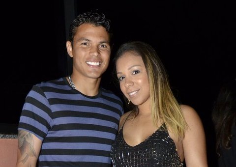  Thiago Silva curte show de pagode com a eposa
