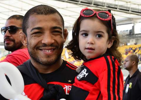   José Aldo curte jogo do Flamengo com a filha à tiracolo
