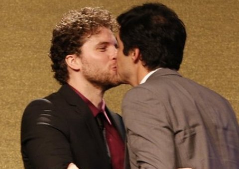   Mateus Solano e Tiago Fragoso se beijam em premiação de 'Amor à Vida'