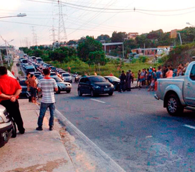 Colisão na Avenida das Torres deixa quatro pessoas feridas
