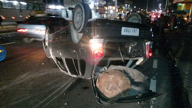 Em alta velocidade, Gol bate em Strada e capota