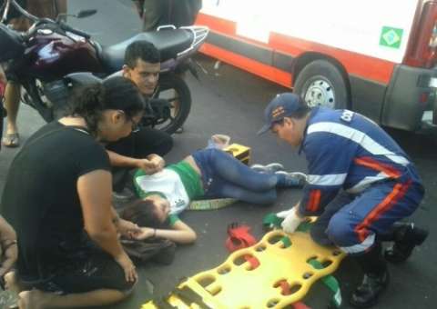 Choque entre duas motos deixa estudante ferida