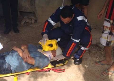 Carga sem amarração atinge motorista na Djalma Batista