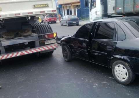 Carro bate em carreta na Grande Circular