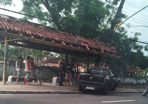 Carro perde direção e invade parada de ônibus