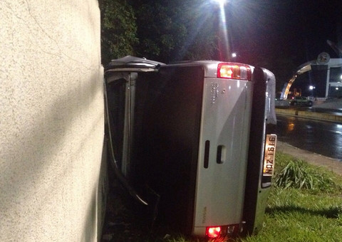 Hilux perde direção e capota na Nilton Lins