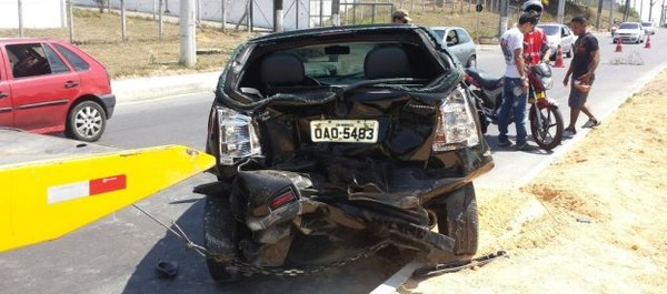 Acidente engaveta três veículos e fere casal