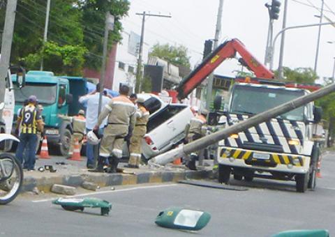 Motorista se assusta com agente de trânsito, bate em poste e provoca engarrafamento no Japiim