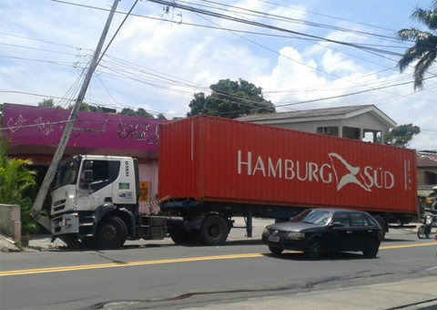 Carreta perde direção e bate contra poste