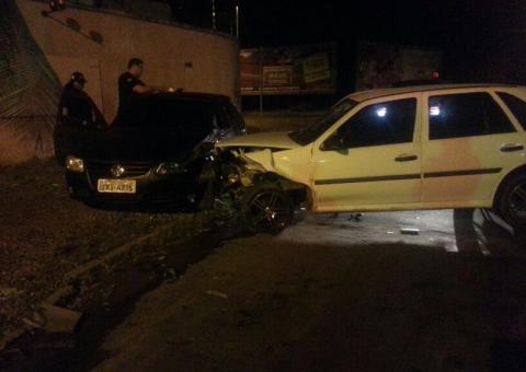 Motorista foge da Lei Seca pela contramão e bate em outro veículo