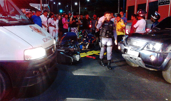 Frontier bate em moto e jovem fica ferida