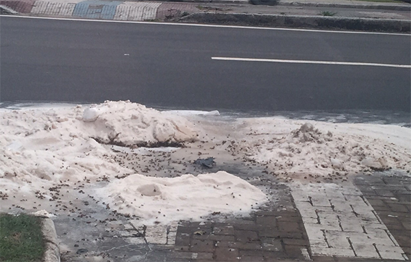 Açúcar continua espalhado da Efigênio Sales