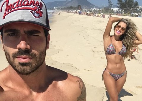 De biquíni, Ex-BBB Adriana exibe corpão em praia do Rio 