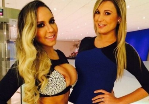 Mulher Melão mostra demais em foto com apresentadores da RedeTV!