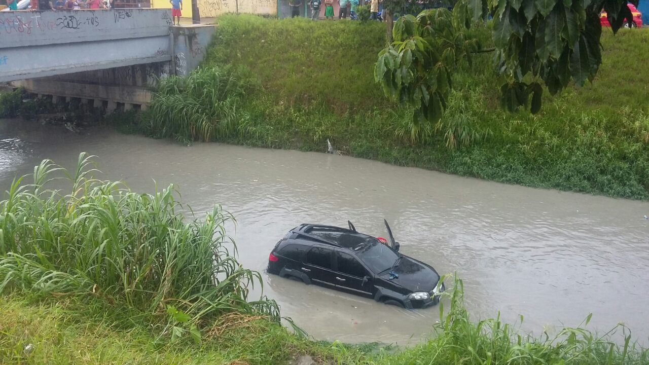 Carro cai em igarapé com pais e crianças, motorista foge após colisão