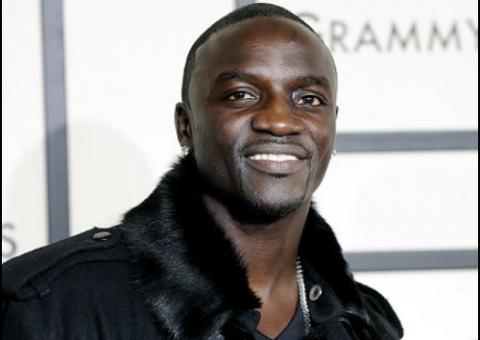 Akon é processado por machucar fã durante show