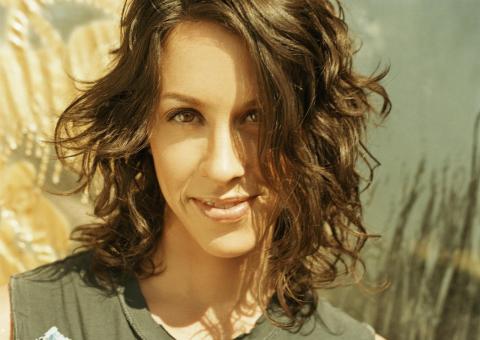 Veja o clipe de "Empathy", de Alanis Morissette