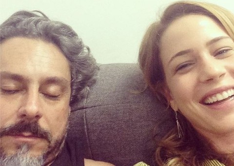 Leandra Leal assiste Império colada em Alexandre Nero: 'morto-vivo'