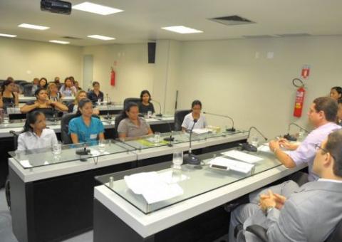 Universitários pedem auxílio da Aleam para continuar curso