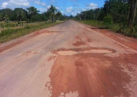 Buracos atrapalham trânsito na AM-240, Presidente Figueiredo/Balbina