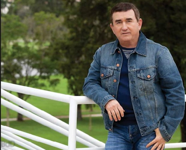 Amado Batista fica ferido após ser atingindo por pedra em show